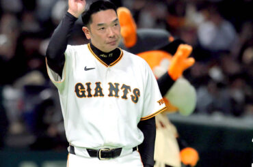 勝利し、声援に応える阿部慎之助監督（カメラ・小林　泰斗）