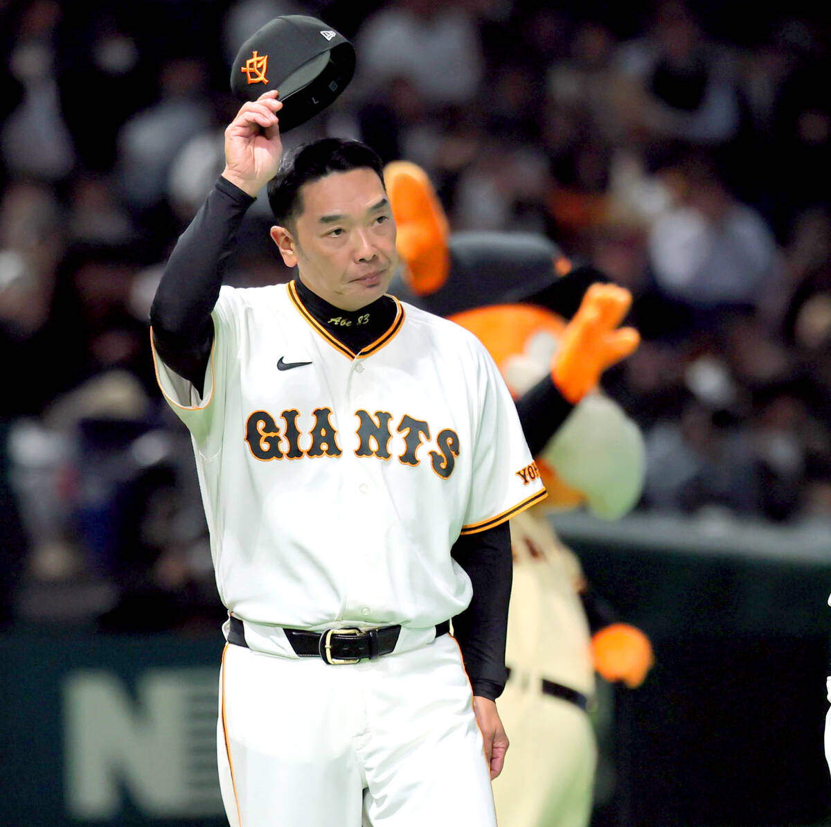 【巨人】阿部監督「十分入れる内容」田中将大が開幕ローテに前進の5回0封 – スポーツ報知 勝利し、声援に応える阿部慎之助監督(カメラ・小林 泰斗)