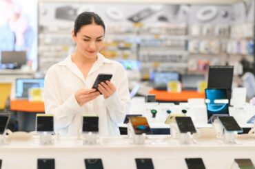 先日発売された「iPhone 17e」。本体10万円前後と聞きましたが、スマホの買い替えは何年ごとが一番お得なのでしょうか？ 修理か買い替えで悩んでいます。（ファイナンシャルフィールド） - Yahoo!ニュース