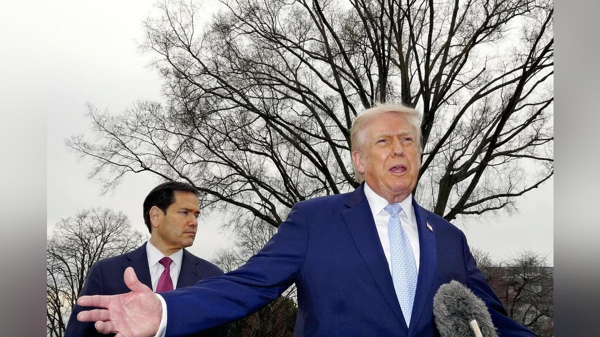 トランプ氏「空港にICE捜査官を派遣」「全ての不法移民の即時逮捕も」と投稿…民主党に予算への同意迫る – 読売新聞オンライン トランプ氏「空港にICE捜査官を派遣」「全ての不法移民の即時逮捕も」と投稿…民主党に予算への同意迫る - 読売新聞オンライン