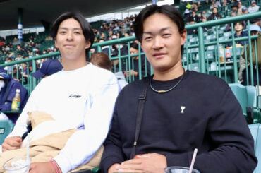 母校英明の初戦に駆けつけたOBのオリックス育成・寿賀弘都投手（右）。同育成の乾健斗投手（霞ケ浦OB）と観戦した。左腕は23年春夏に投打二刀流で連続出場している（撮影・中島麗）