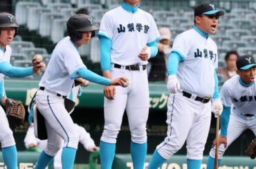 大垣日大対山梨学院　試合前の練習をサポートする山梨学院の菰田（撮影・加藤哉）