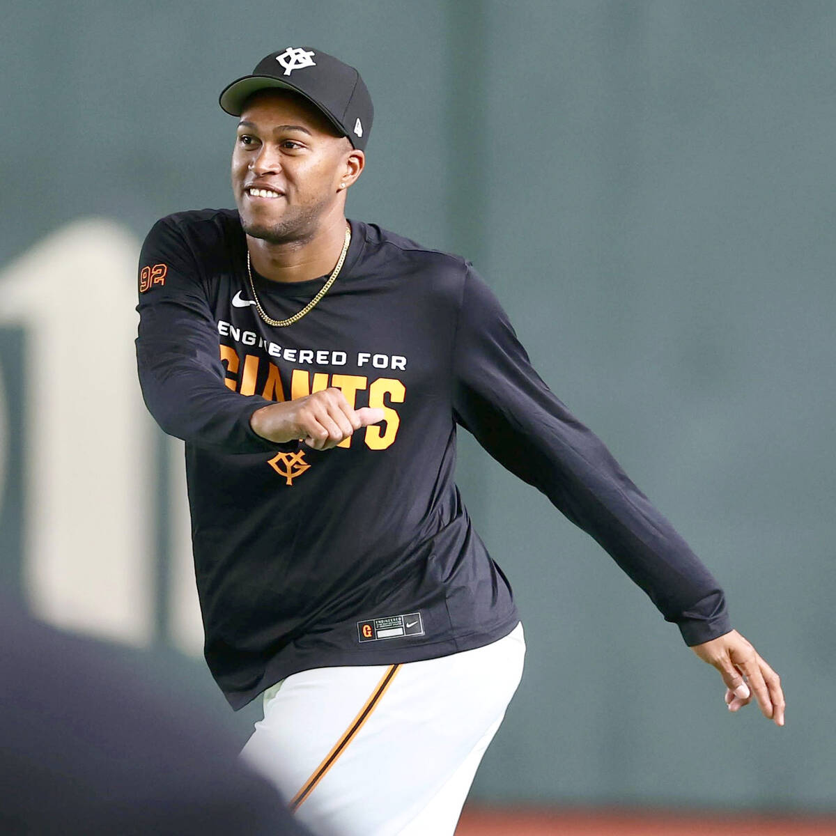 【巨人】キューバの自宅に発電機!?ライデル・マルティネスがついにチーム合流「無事帰ってこられた」 – スポーツ報知 ストレッチするライデル・マルティネス(カメラ・宮崎 亮太)