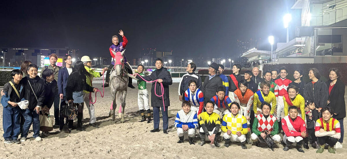 多くの関係者とともに記念撮影に臨んだ馬上の赤嶺本浩調教師