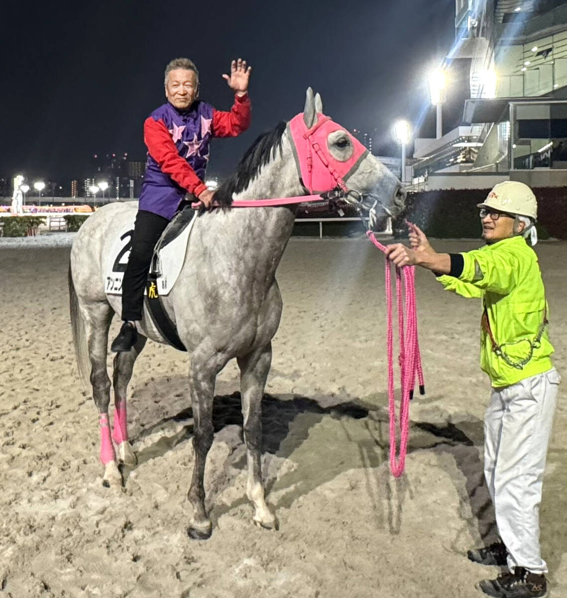 記念撮影では騎手時代の勝負服姿を披露した