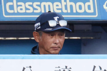 ロッテ対西武　厳しい表情で戦況を見つめる西武西口監督（撮影・宮地輝）