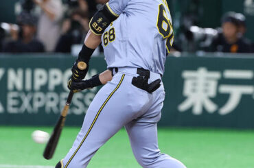 巨人対阪神　3回表阪神1死満塁、中川は2点適時二塁打を放つ（撮影・上田博志）