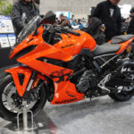 スズキのサプライズは“鮮烈オレンジ”の新型『8R』！ 近日正式発表か…大阪モーターサイクルショー2026 – レスポンス（Response.jp）