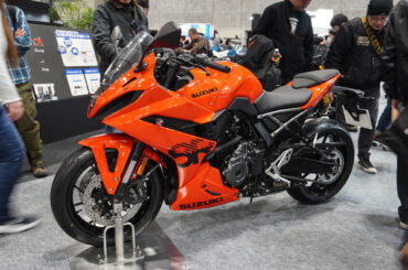 スズキのサプライズは“鮮烈オレンジ”の新型『8R』！ 近日正式発表か…大阪モーターサイクルショー2026 - レスポンス（Response.jp）