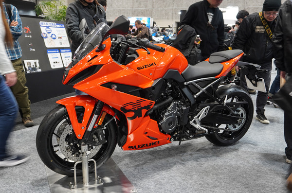 スズキのサプライズは“鮮烈オレンジ”の新型『8R』！ 近日正式発表か…大阪モーターサイクルショー2026 – レスポンス（Response.jp）