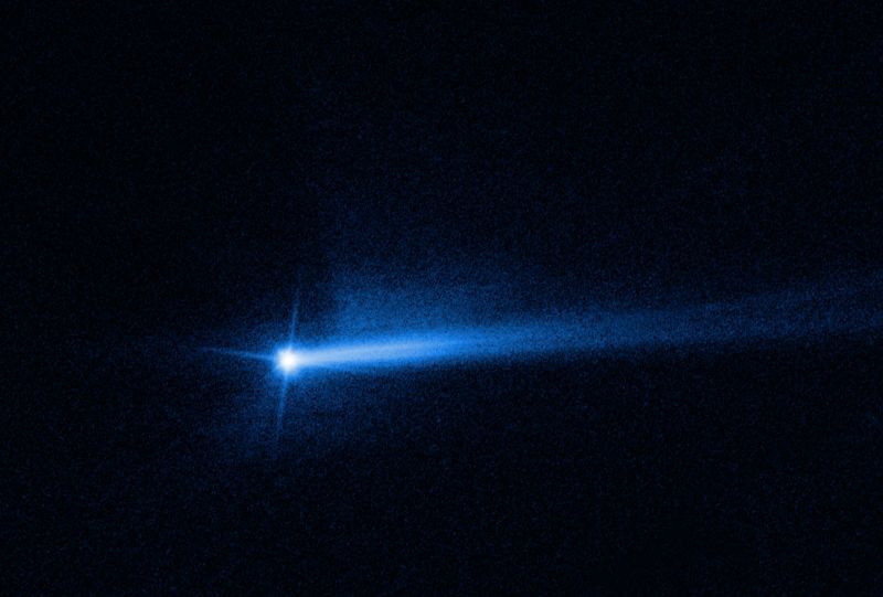 小惑星系から放出された2本の塵（ちり）の尾。ハッブル宇宙望遠鏡が捉えた/NASA/ESA/STScI/Jian-Yang Li (PSI)