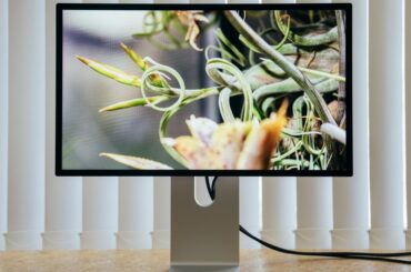 Apple純正のモニター｢Studio Display｣は、デザインそのまま。でもそれが良いじゃん - ギズモード・ジャパン