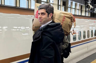 「隣にいたら5度見する」駐日ジョージア大使「バスセンターのカレー」を食べる“前フリ”が効いていると話題に（1/2 ページ） - 乗りものニュース