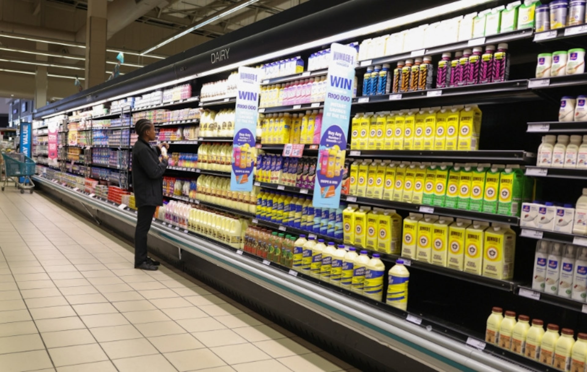 顧客は小売業者チェッカーズの店舗で買い物をする。