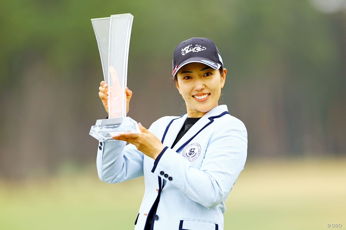 笠りつ子「あきらめなくて良かった」涙の5年ぶりV 佐久間朱莉、菅楓華、神谷そら2位 – GDOゴルフニュース 笠りつ子「あきらめなくて良かった」涙の5年ぶりV 佐久間朱莉、菅楓華、神谷そら2位