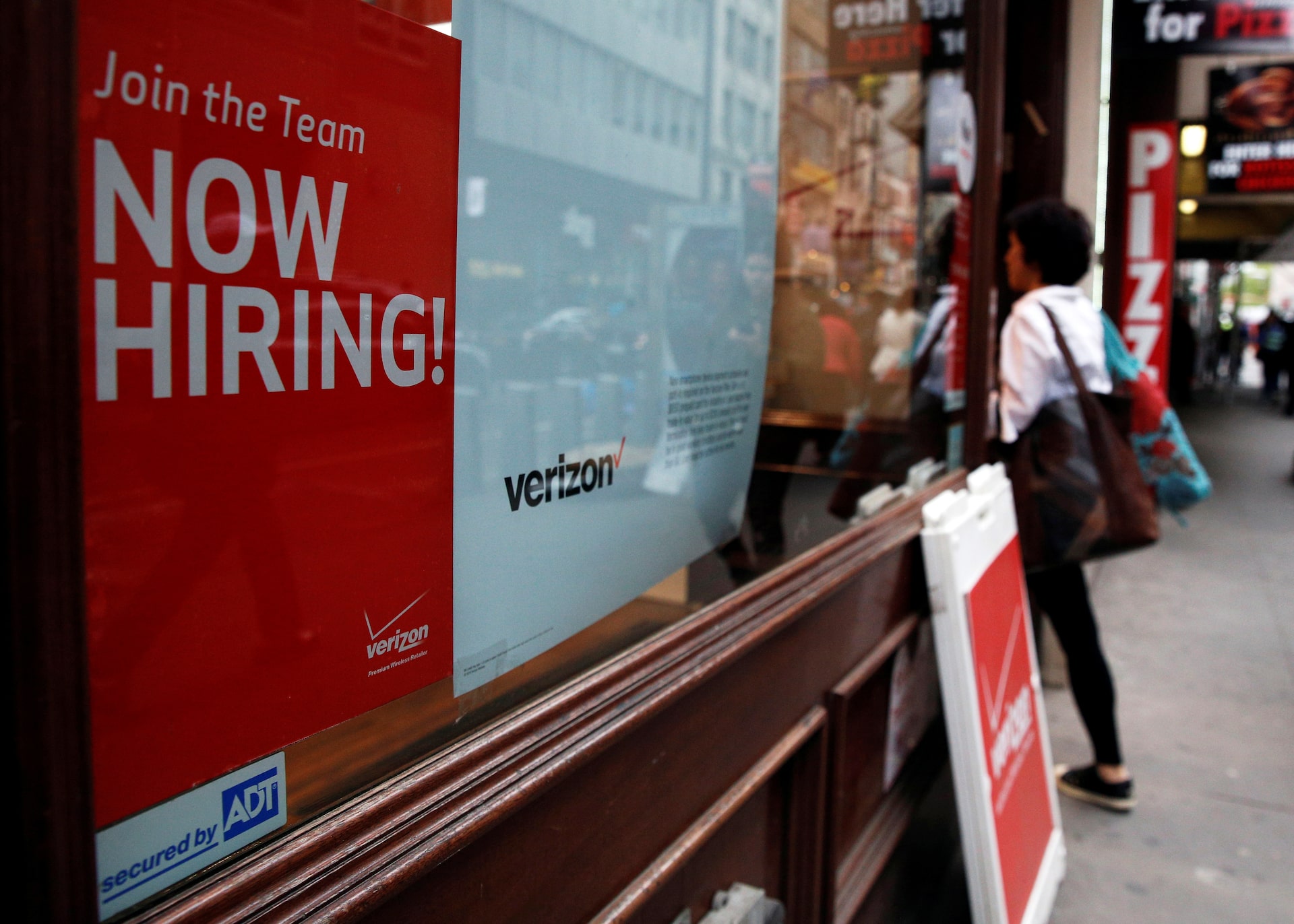 2月の米雇用者数は9.2万人減、失業率は4.4%に上昇