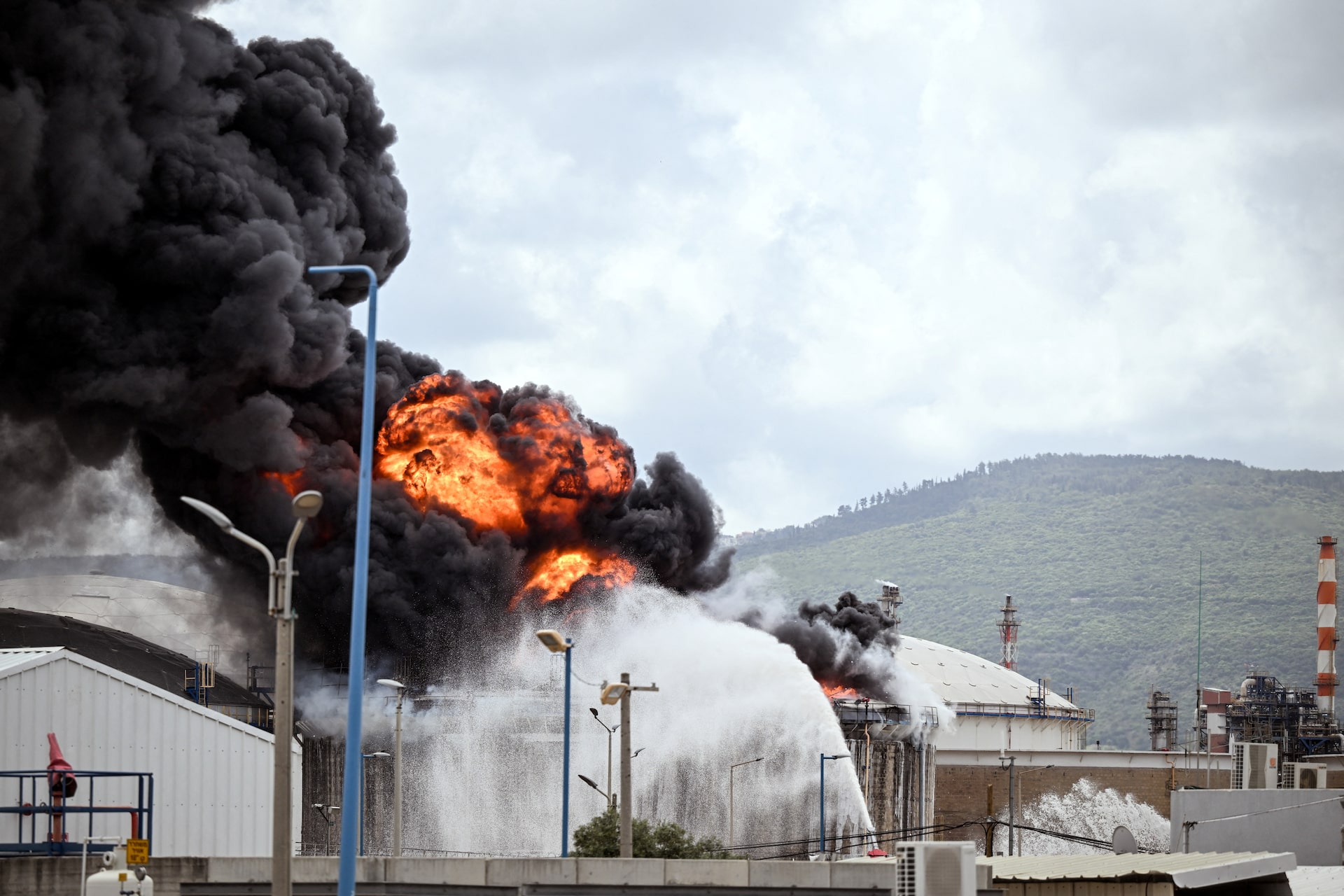 迎撃ミサイル破片が直撃、イスラエル北部ハイファの石油精製施設