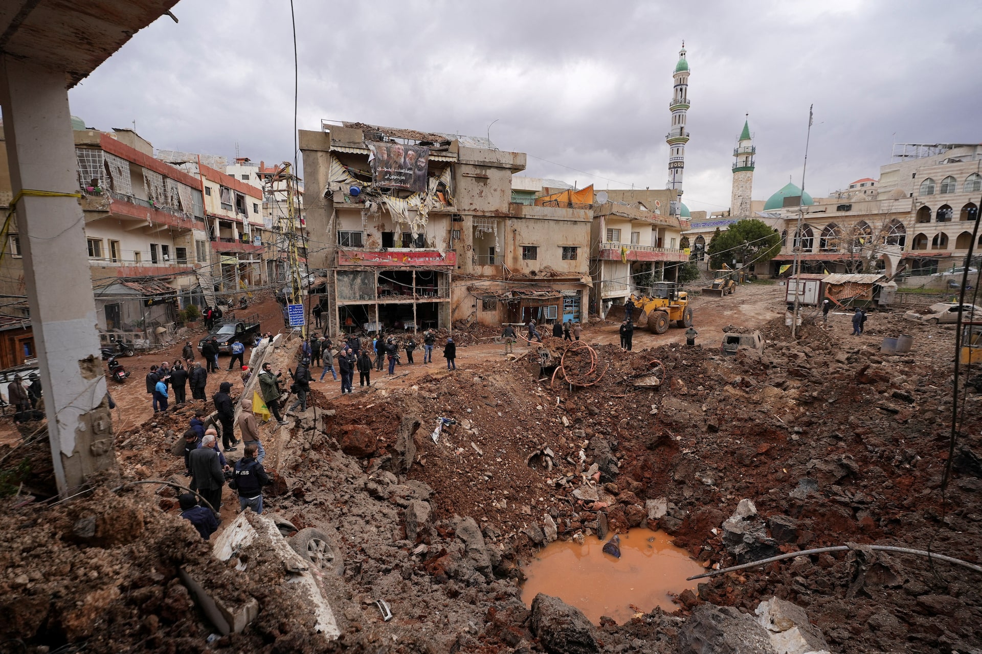 レバノン死者300人近くに、イスラエルは「壊滅的な結果」警告