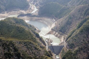 24日、水位が低下している大島ダム＝新城市で、本社ヘリ「わかづる」から