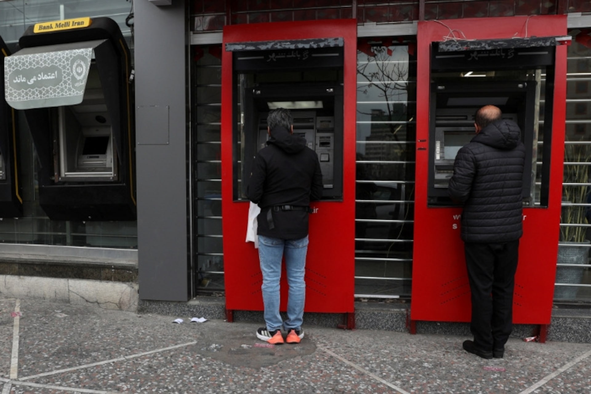 イラン、米・イスラエル関連の域内経済・銀行拠点をを標的に