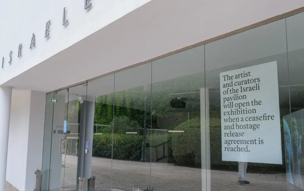 ヴェネチア・ビエンナーレにイスラエル不参加を求める声が拡大──署名者には同芸術祭アドバイザーも | ARTnews JAPAN（アートニュースジャパン）