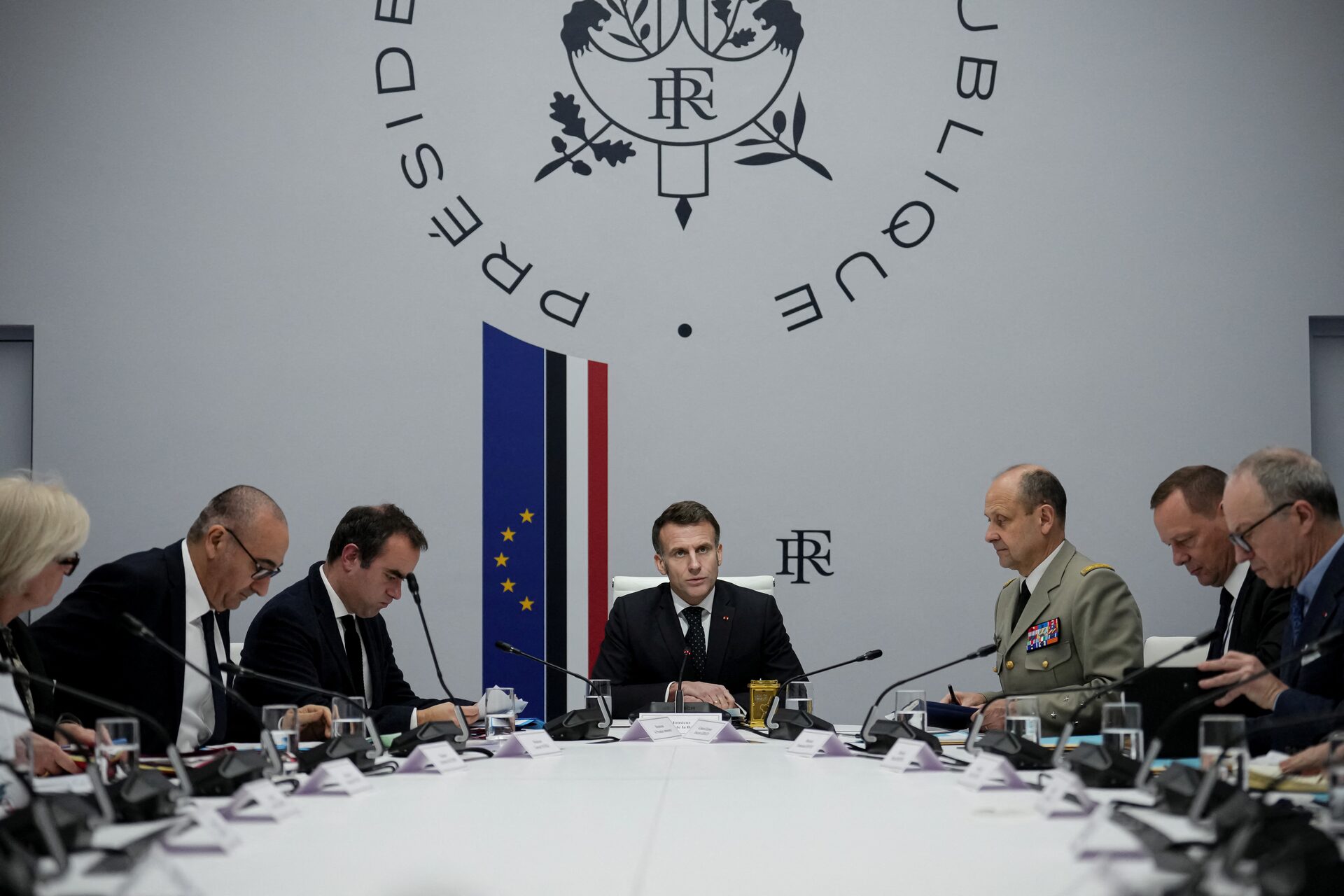 仏、空母「シャルル・ドゴール」を地中海に派遣　大統領が出航命令