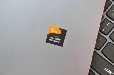 Chromebook に貼られた MediaTek Kompanio ステッカーの写真