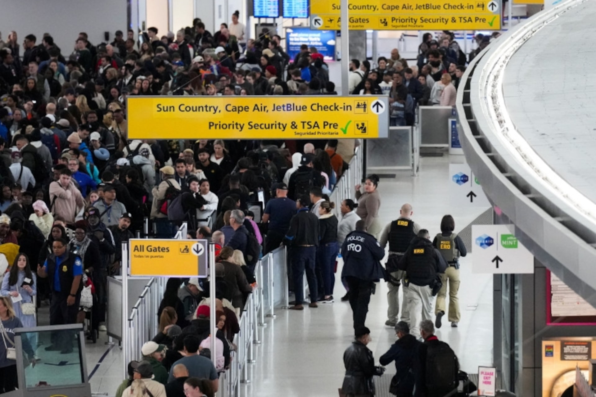 ＮＹでジェット機衝突、トランプ氏は主要空港にＩＣＥ職員派遣