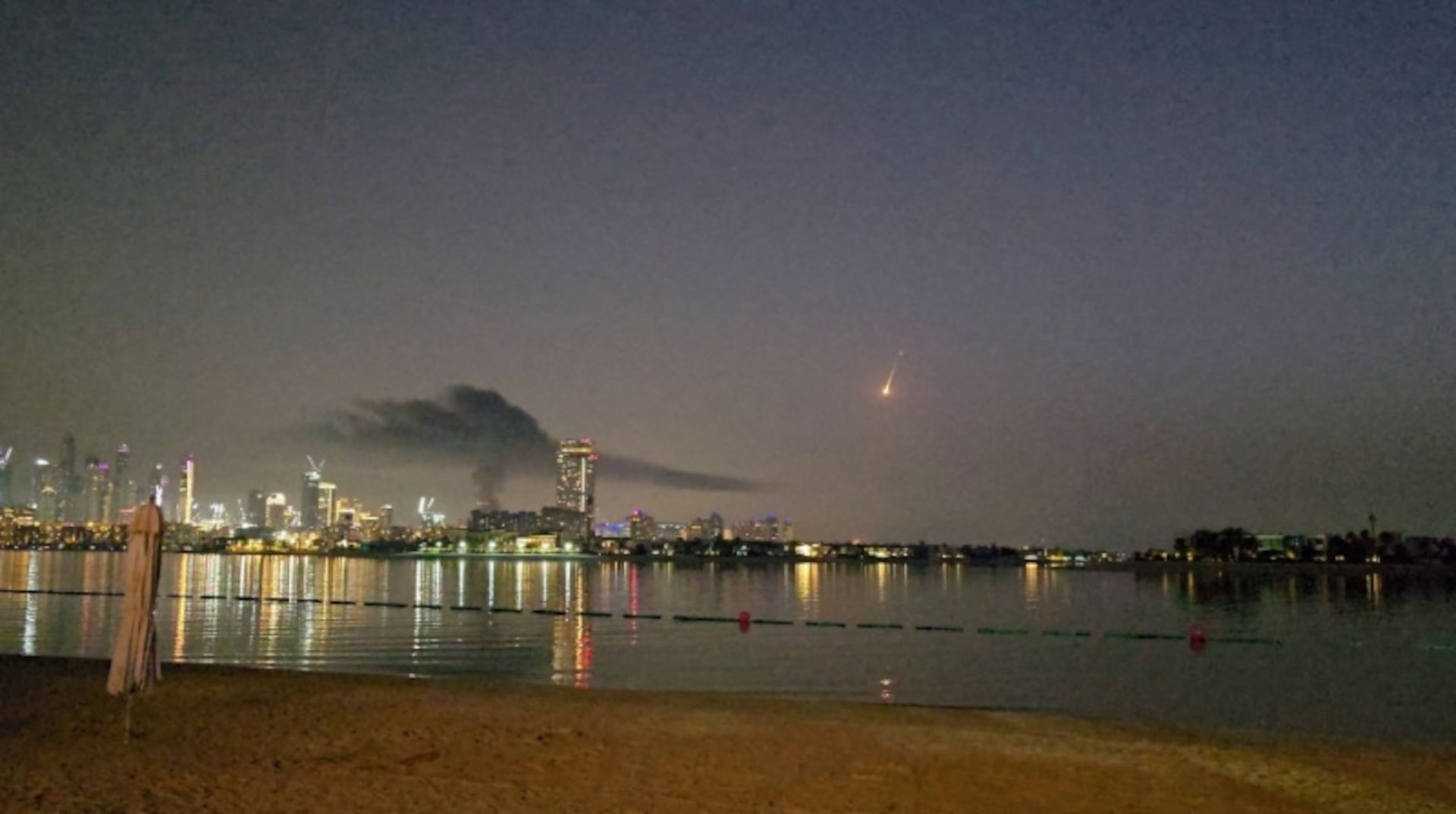 ドバイ空港に被害、イランがミサイル発射　4人負傷