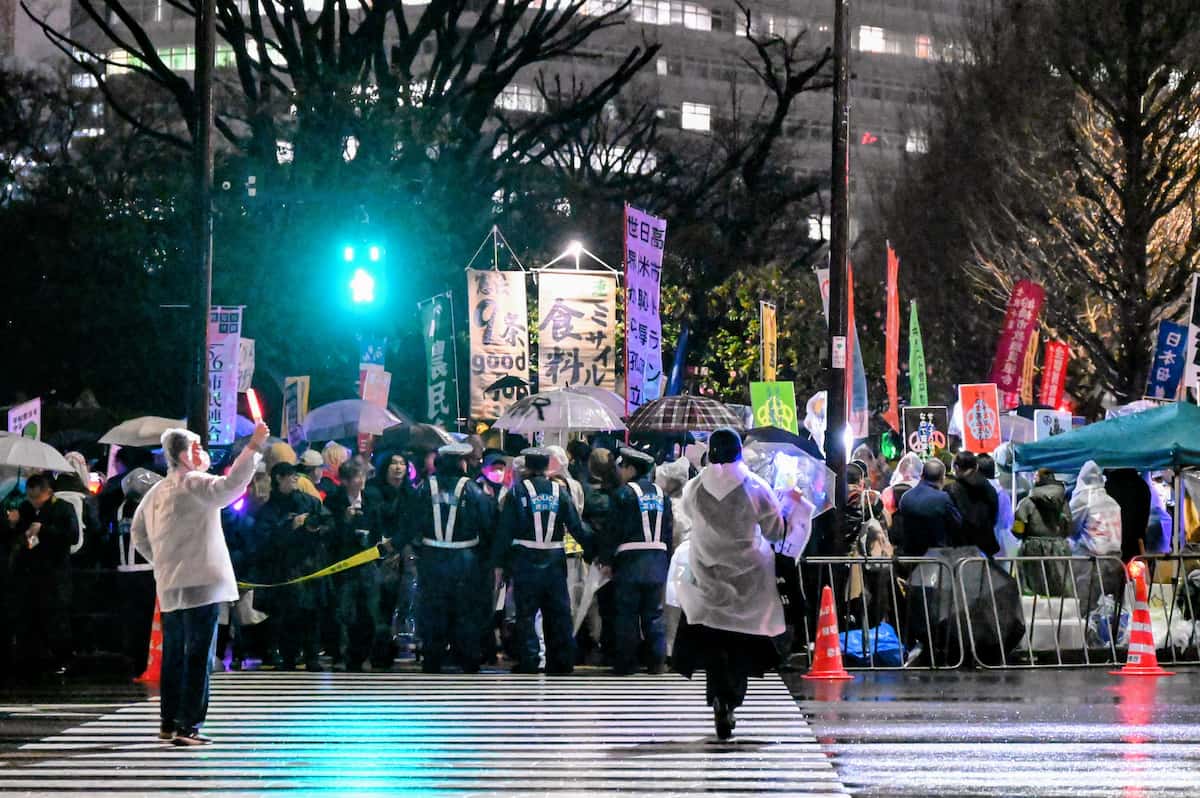 混雑のため国会正門前のステージ付近の横断歩道は警察官の手で封鎖された＝3月25日午後、東京都千代田区