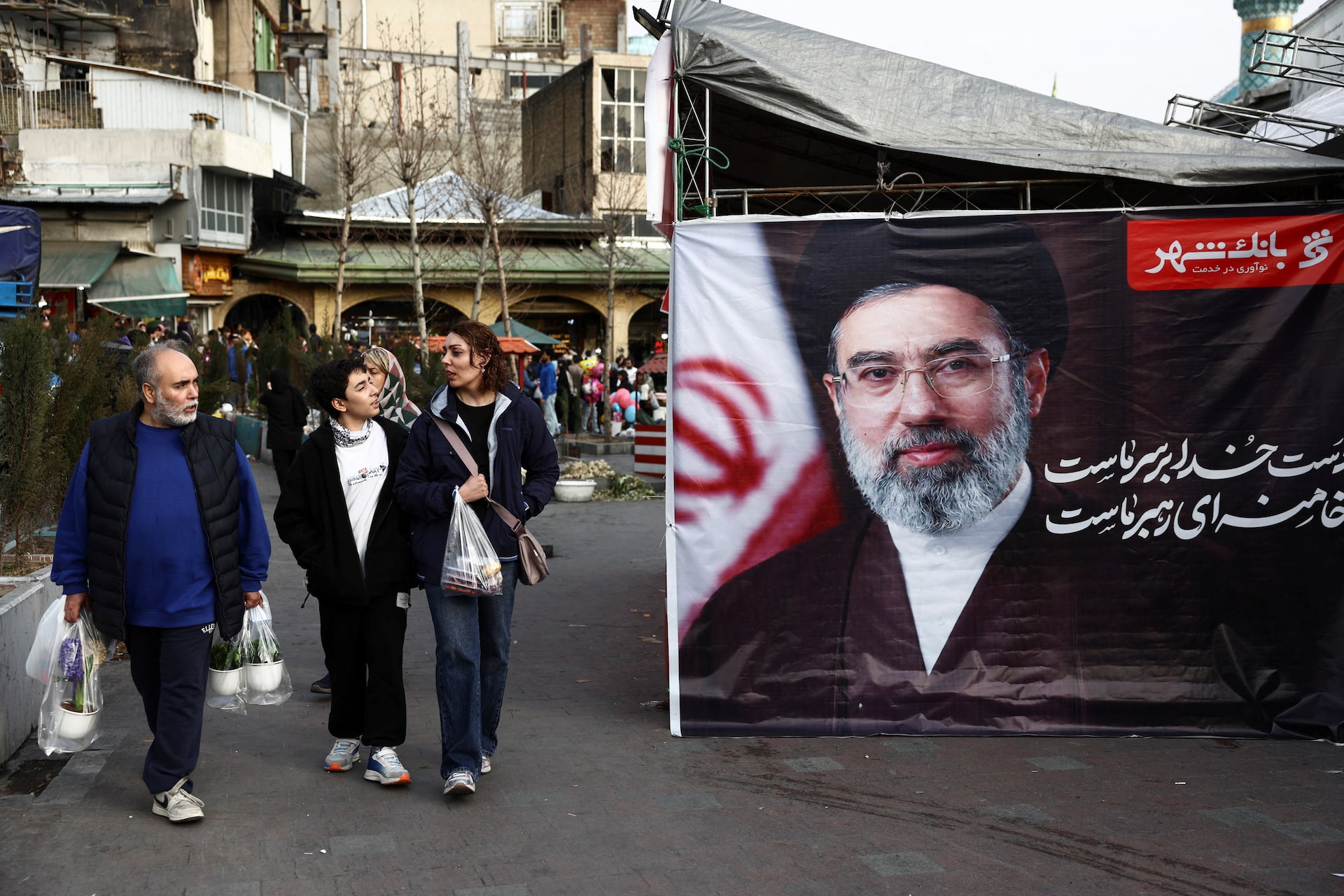 イランのモジタバ師、国内に滞在も公の場控える━ロ大使=報道