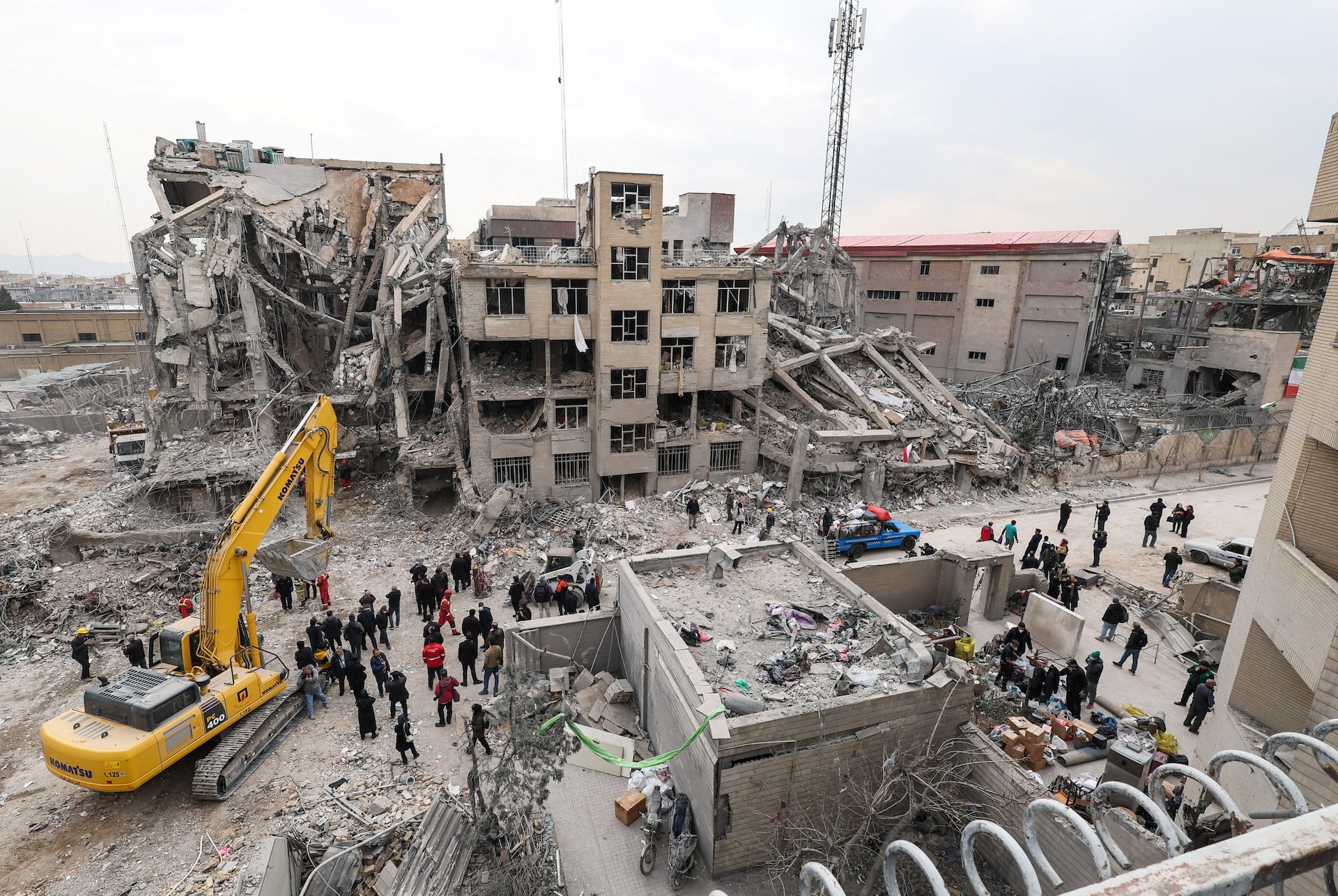 イスラエル軍、200以上の標的を攻撃したと発表　イランも応戦