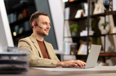 AI音声入力ユーザーの間で再注目。Shokz「OpenComm2」が“最強マイク”として話題に - Smart Watch Life｜スマートウォッチとガジェットのデジタル活用専門メディア