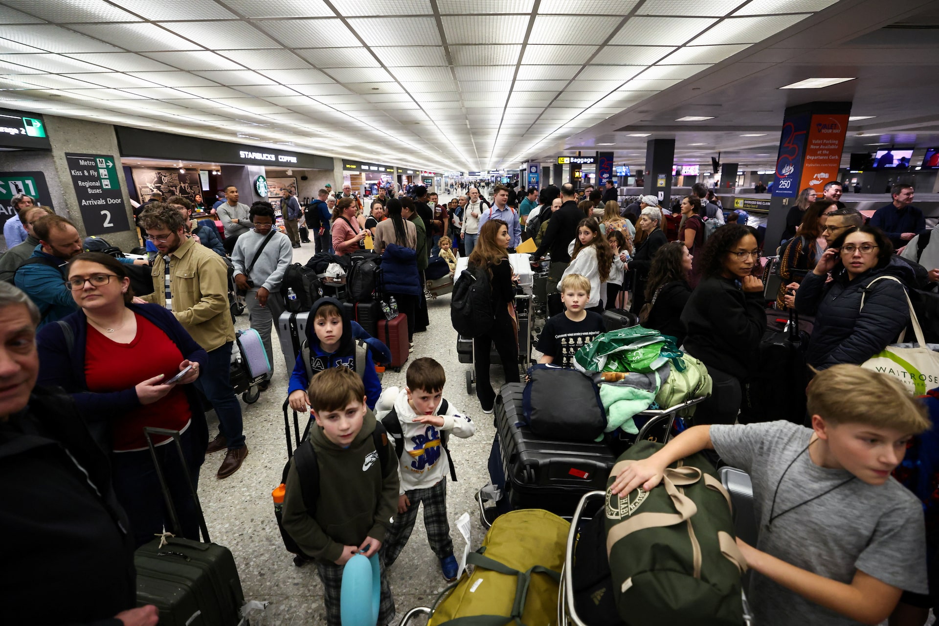 米国務省、中東邦人退避のチャーター便手配　当初対応で批判受け