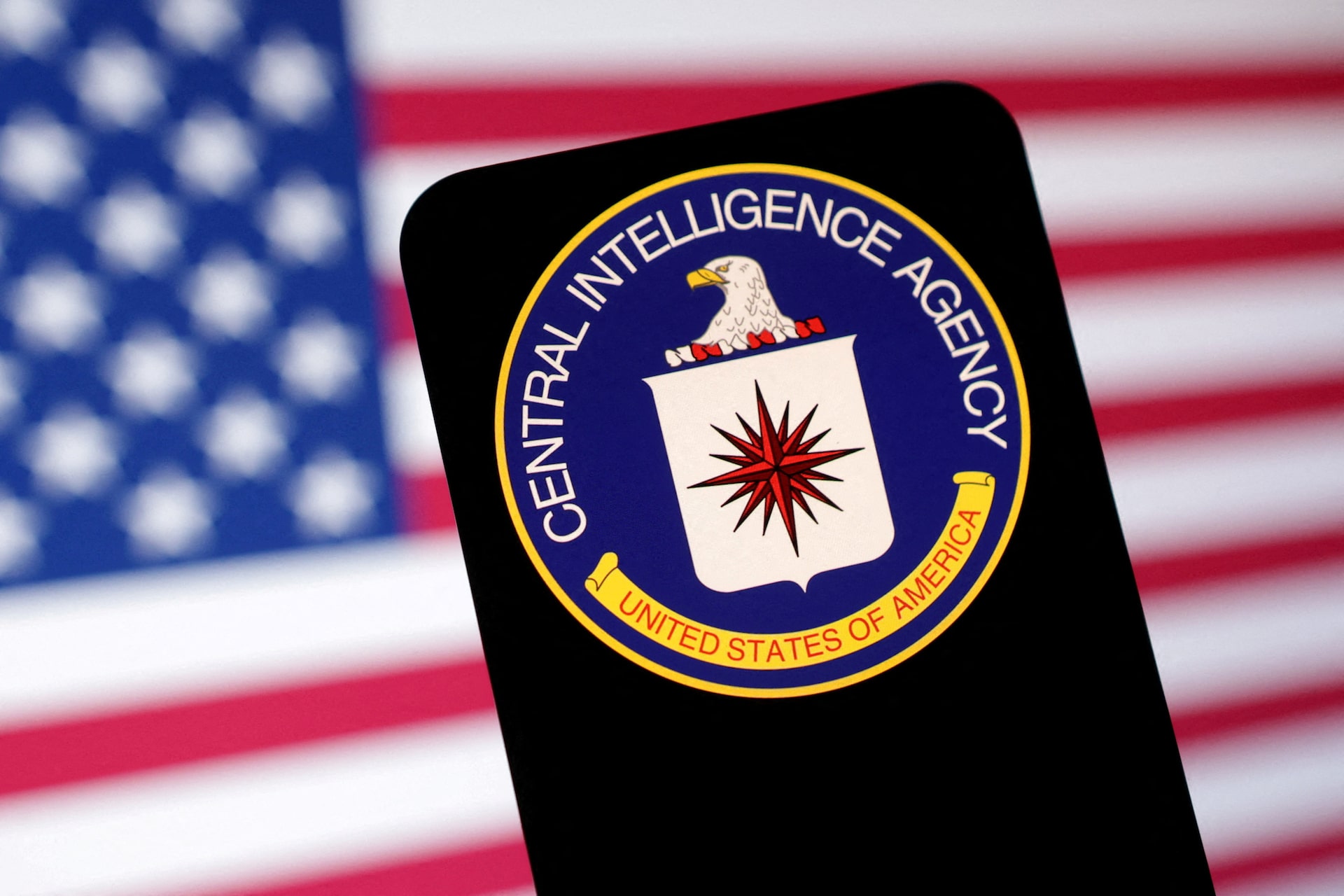 米ＣＩＡ（中央央情報局）のロゴと米国旗。