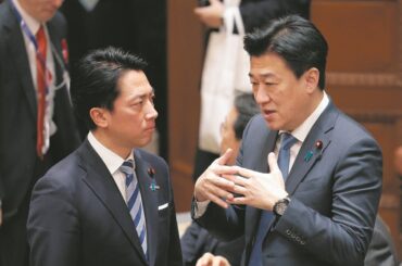 衆院予算委の集中審議の前に話す小泉防衛相（左）と木原官房長官＝9日、国会で（佐藤哲紀撮影）