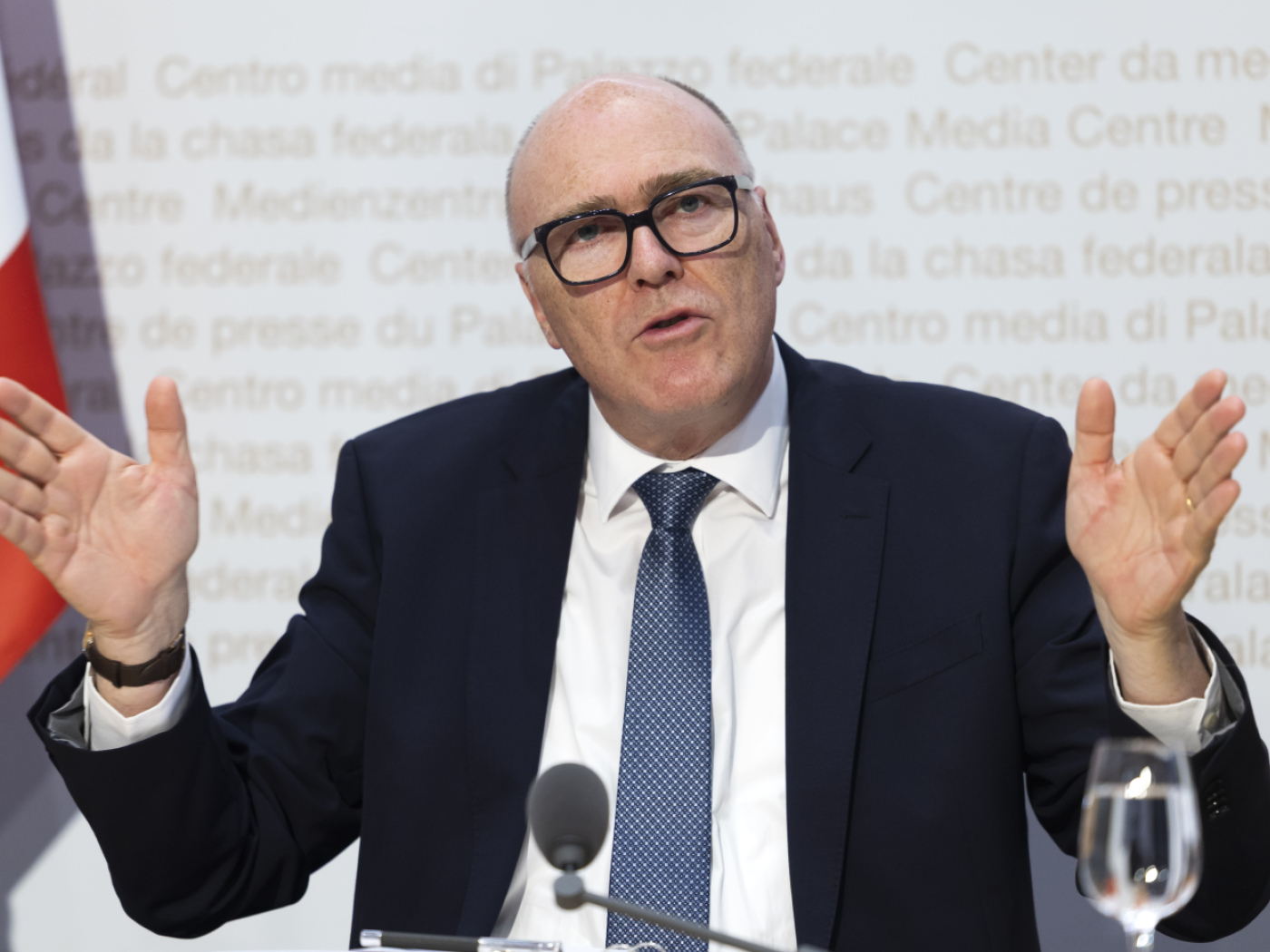 連邦閣僚マルティン・フィスター、好戦的な国々を非難