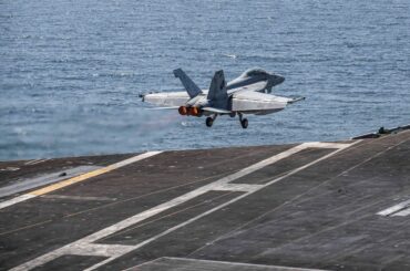 軍艦に自爆ドローン、ステルス爆撃機も　米国がイラン攻撃で使用するハイテク兵器と装備 - CNN.co.jp