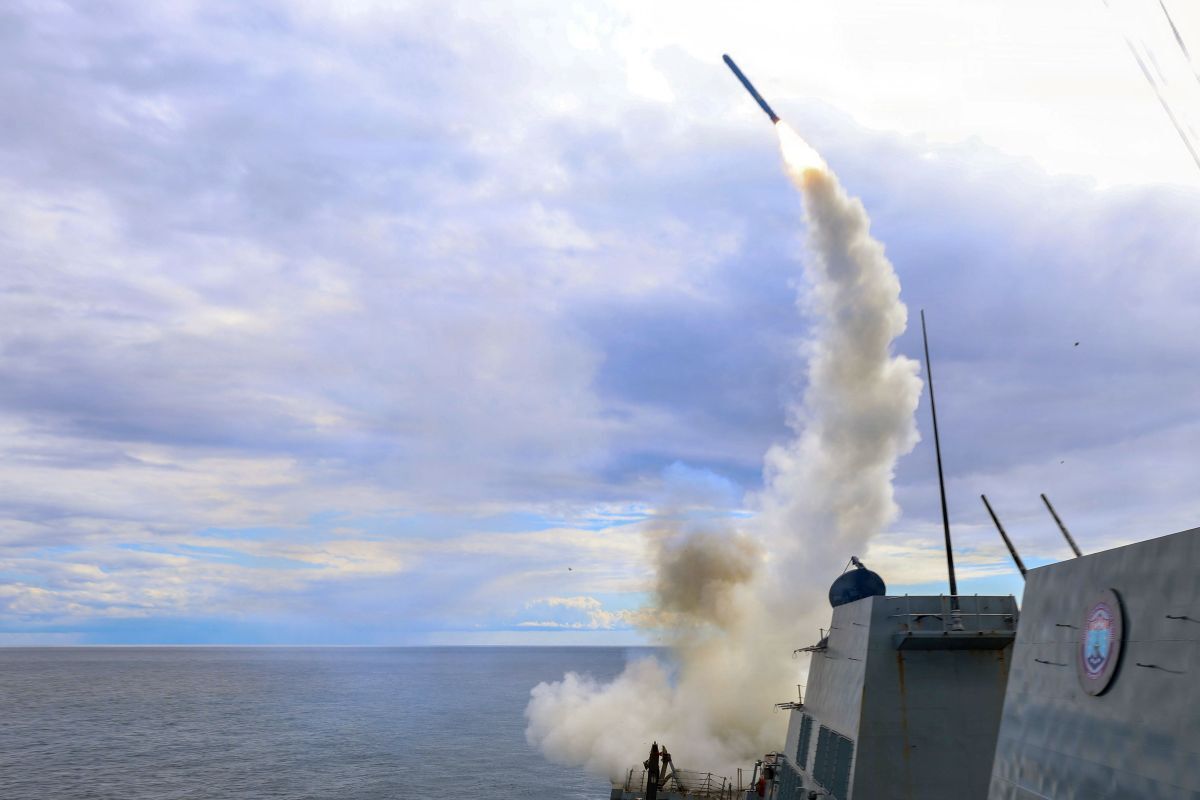 1日の「壮大な怒り」作戦で米ミサイル駆逐艦トーマス・ハドナーから発射されるがトマホーク対地攻撃ミサイル/U.S. Navy/Getty Images via CNN Newsource
