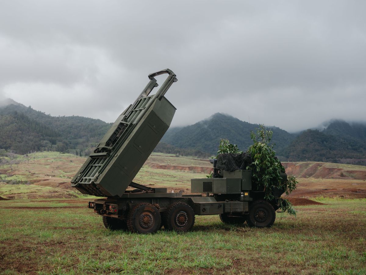 2025年5月、ハワイで演習を行う高速機動砲ロケットシステムHIMARS/Christopher Lee/Bloomberg/Getty Images via CNN Newsource