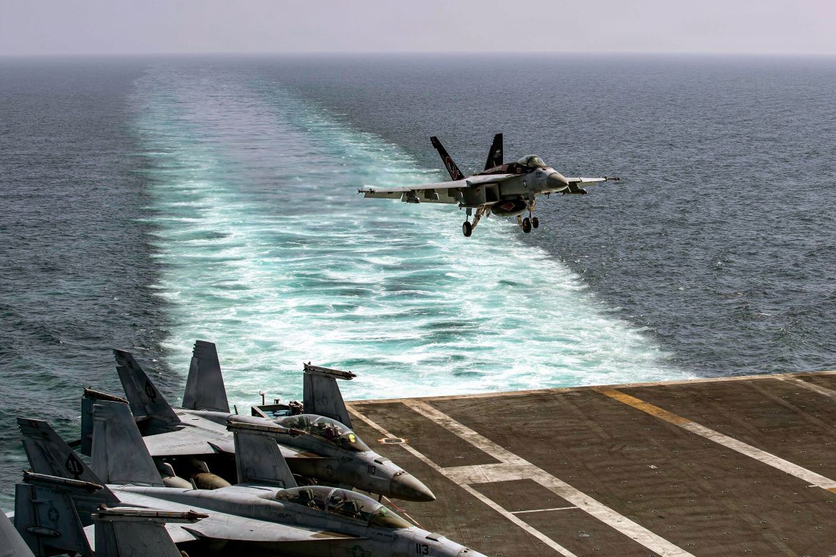 2月28日、米空母エイブラハム・リンカーンの飛行甲板に着艦するF/A18Eスーパーホーネット/U.S. Navy/Getty Images via CNN Newsource