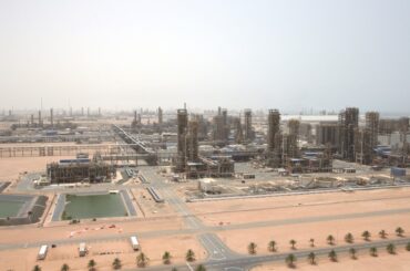 UAE最大製油所が停止 無人機攻撃受け周辺火災、予防措置 - 日本経済新聞