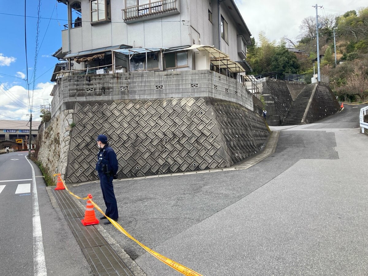 「妻を殺した」などと通報 住宅で倒れている女性(73) 病院へ搬送も死亡確認 夫とみられる男性も手首などにけが 広島・呉市 – TBS NEWS DIG 「妻を殺した」などと通報 住宅で倒れている女性(73) 病院へ搬送も死亡確認 夫とみられる男性も手首などにけが 広島・呉市 - TBS NEWS DIG