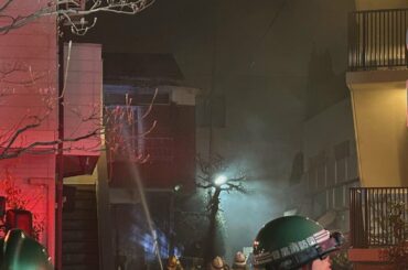 住宅5棟が焼ける火事で2人がその場で死亡確認 身元の確認急ぐ 消防車など37台が出動 東京･目黒区自由が丘 - TBS NEWS DIG