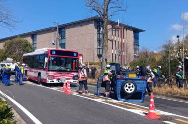【速報】京都市西京区で路線バスと軽乗用車が衝突、軽が横転 乗客ら複数人が重軽傷か - 京都新聞デジタル