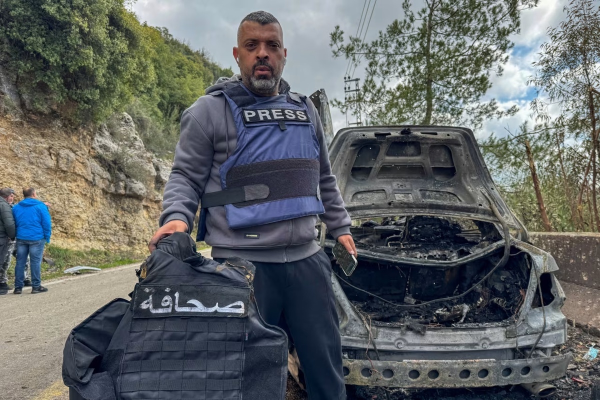 イスラエル軍の攻撃によって死亡した記者が着用していた「報道」と書かれたベストを手にするアル・マヤディーンの記者/Ali Hankir/Reuters