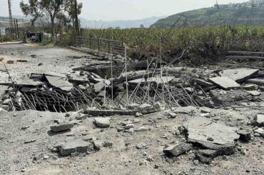 【動画】カメラの前で取材中の戦場ジャーナリスト、ミサイル直撃を「ぎりぎりで回避」した瞬間の映像 - ニューズウィーク日本版 オフィシャルサイト