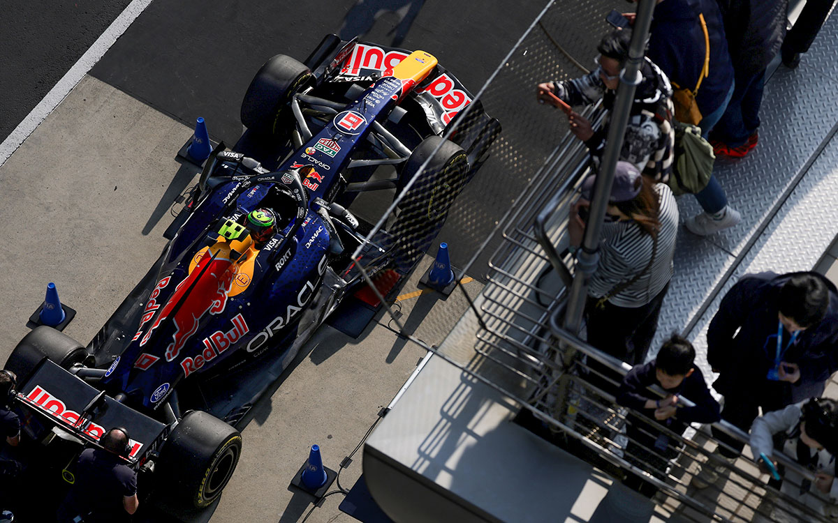 ピットレーンに停止したアイザック・ハジャーのレッドブルRB22、2026年3月13日(金) F1中国GPスプリント予選（上海インターナショナル・サーキット）