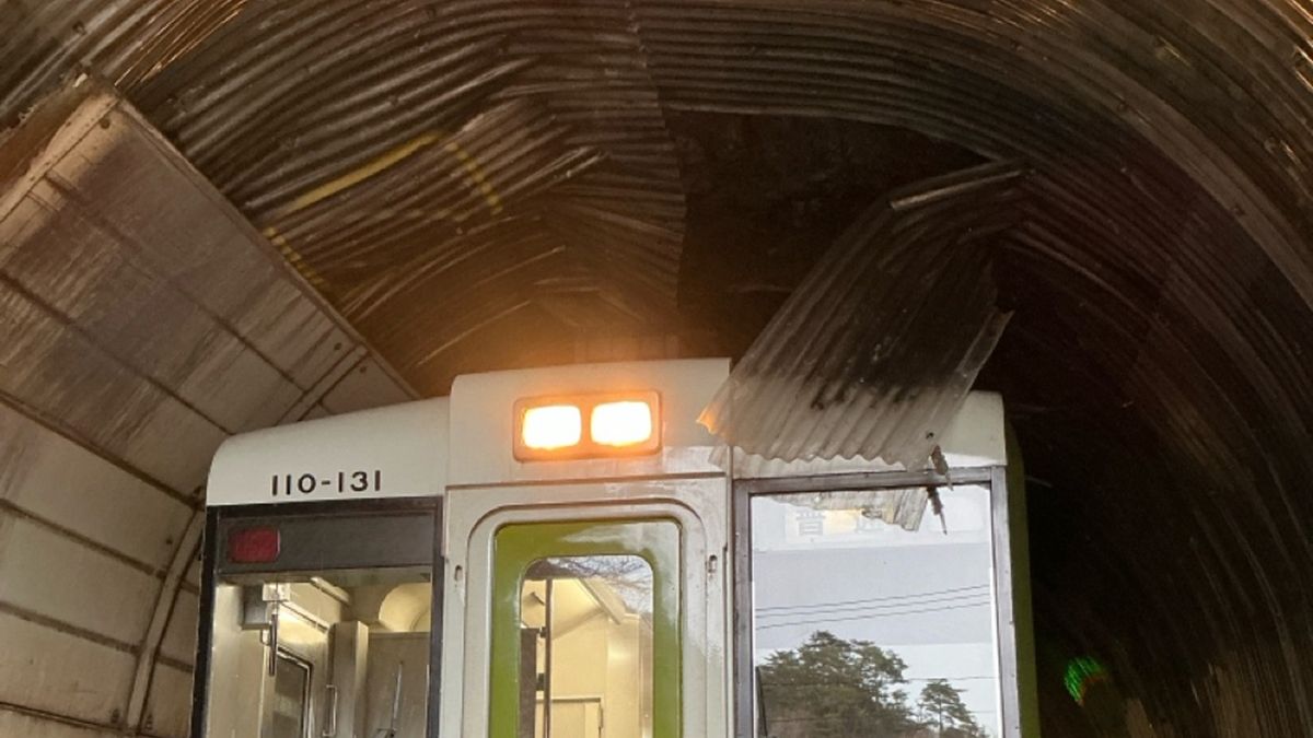 トンネル内の樹脂板と衝突、付近にモルタル片 JR山田線、15日は終日運転見合わせ – 岩手日報