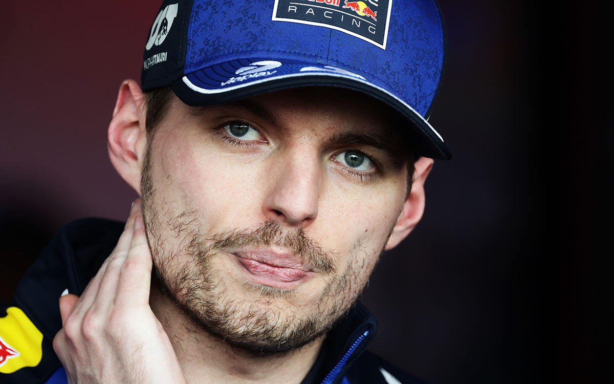 フェルスタッペン認める、今季末でのF1引退を検討「価値はあるのか?」アンチ・ドライビング規則に失望。今後数週間が山場か | Formula1-Data / F1情報・ニュース速報解説 インタビュー中に首元に手を当てながら視線を向けるマックス・フェルスタッペン(レッドブル)、2026年3月29日(日) F1日本GP決勝(鈴鹿サーキット)